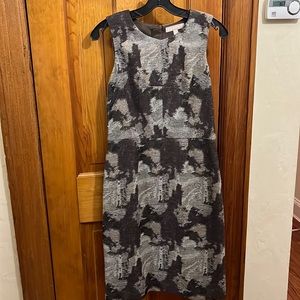 Banana Republic professional dress size 4. Like new. With little shin.